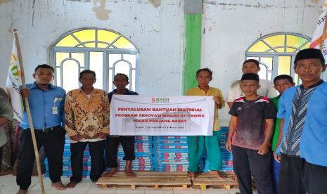 BMH menyerahkan bantuan material untuk renovasi Masjid At- Taqwa di Pulau Panjang Barat, Kepulauan Riau.