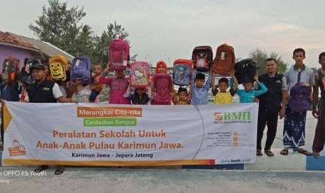 BMH menyerahkan bantuan peralatan sekolah kepada anak-anak Karimunjawa.