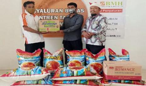 BMH menyerahkan bantuan sembako untuk santri penghafal Quran dan masyarakat pedalaman di Maluku Utara.