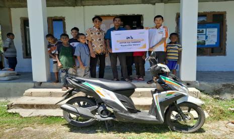 BMH menyerahkan motor dakwah kepada Ustadz Muhammad Abrar yang sehari-hari berdakwah di Kabupaten Buru dan sekitarnya, Jumat (23/9/2022).