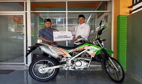 BMH menyerahkan satu  unit motor trail kepada Ustadz Riva Abdul Hadi, dai tangguh yang sehari-hari bertugas di Kabupaten Bima, NTB, Jumat (8/7/2022).