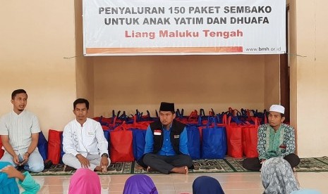 BMH Perwakilan Ambon bersama Bank BTN Cabang Ambon menyerahkan bantuan kepada yatim dan dhuafa.