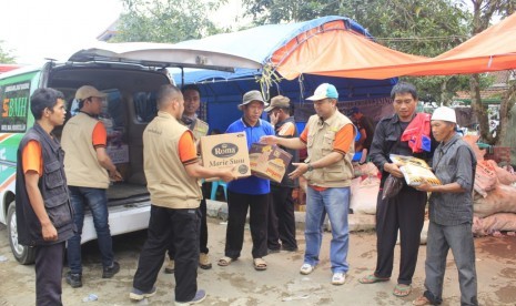 BMH Perwakilan Jabar menyalurkan bantuan berupa sembako, obat-obatan, peralatan mandi, dan selimut untuk korban longsor di Desa Pinara, Kecamatan Ciniru, Kabupaten Kuningan, belum lama ini. 