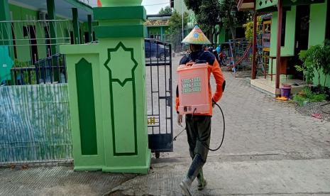 BMH Perwakilan Jawa Tengah memberikan layanan semprot disinfektan dan pembagian hand sanitizer kepada  warga di lima daerah di Jawa Tengah.