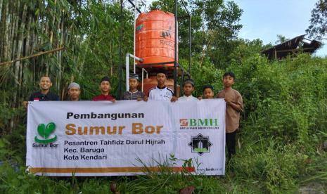 BMH Perwakilan Kendari membangun sumur bor untuk Pesantren Tahfidz Darul Hijrah Kendari.