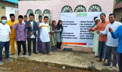 BMH Perwakilan Kepri menyerahkan bantuan bedah rumah kepada Ibu Salbiyah.