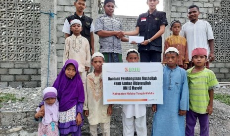 BMH Perwakilan Maluku menyerahkan bantuan untuk pembangunan mushala di Pesantren Hidayatullah Kelurahan Holo,  Kecamatan Amahai, Kabupaten Maluku Tengah.