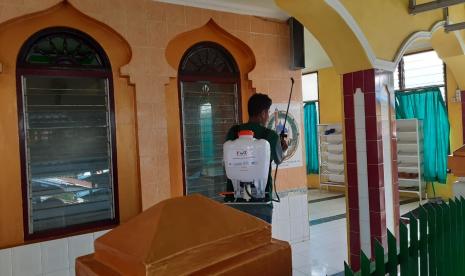 BMH Perwakilan Nusa Tenggara Timur (NTT) bersama Forum Zakat (FoZ) Perwakilan NTT melakukan penyemprotan disinfektan di berbagai tempat di Kupang, NTT.