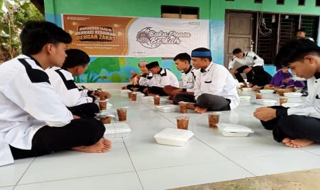 BMH Perwakilan Sulawesi Tenggara menggelar Buka Puasa Berkah bersama santri di Pesantren Tahfidz Hidayatullah Kendari, Rabu  (6/4).