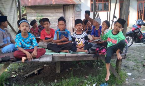 BMH Perwakilan Sumatera Utara menyalurkan bantuan mushaf Alquran dan buku Iqro’ kepada santri Quran di Langkat dan Batubara.