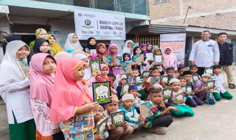 BMH Perwakilan Sumatera Utara menyalurkan mushaf Quran dan Iqro kepada santri Rumah Quran (RQ) Shofina Adzkia dan Rumah Quran Terapung Medan Belawan,  Medan, Selasa  (6/12/2022).