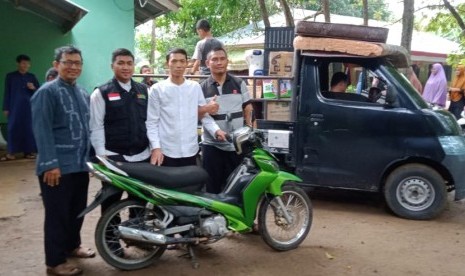 BMH Perwakilan Sumatera Utara menyerahkan motor dan kafalah atau tunjangan hidup kepada Ustaz  A Sya