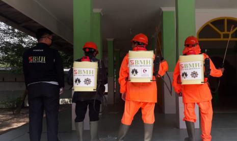 BMH Perwakilan Sumut melakukan penyemprotan disinfektan di Pesantren Hidayatullah Deli Serdang.