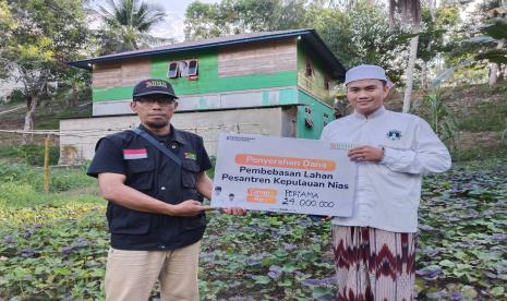 BMH Sumatera Utara menyerahkan dana pembebasan lahan sebesar Rp 24 juta  kepada Pesantren Hidayatullah di kepulauan Nias, Senin (20/6).