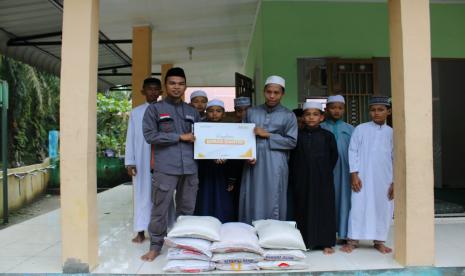 BMH Sumut menyalurkan beras kepada santri yatim dhuafa di Pesantren Darul Muttaqin Batubara, Kamis (15/12/2022).