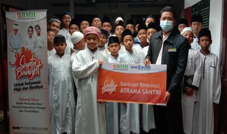 BMH Yogyakarta bersama BPDDIY Syariah menyalurkan bantuan untuk santri pada momentum Hari Santri Nasional, Jumat (22/10).