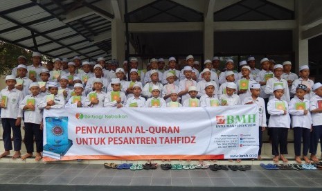 BMH Yogyakarta menyalurkan Alquran kepada santri tahfizh Ponpes Hidayatullah.