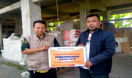 BMH  Yogyakarta menyalurkan bantuan bahan material untuk pembangunan asrama putri ke Pondok Pesantren Tahfidz Daarul Hijrah, Berbah, Sleman, Yogyakarta, Kamis (23/6).