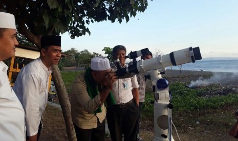 BMKG Mataram bersama Kantor Wilayah Kementerian Agama Nusa Tenggara Barat (NTB) melaksanakan pemantauan hilal di Pantai Loang Baloq, Mataram, NTB, Kamis (14/6).