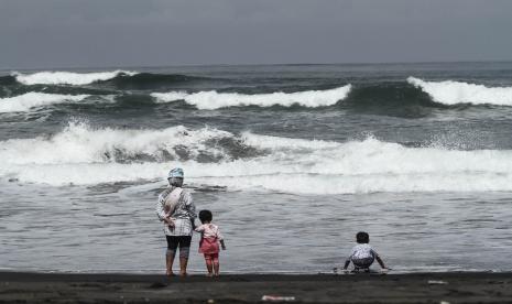 BMKG meminta warga untuk waspada terhadap pohon tumbang maupun gelombang air laut tinggi akibat tingginya kecepatan angin.