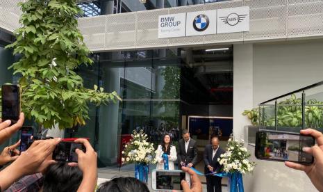 BMW Indonesia menghadirkan BMW Group Training Center yang juga jadi sarana untuk menyiapkan layanan pada produk mobil listrik.