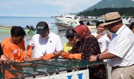 BNI Bantu Tata Kawasan Bunaken -- (ki-ka) Direktur Utama BNI Royke Tumilaar, Wakil Direktur Utama BNI Adi Sulistyowati, dan Kepala Dinas Pariwisata Provinsi Sulawesi Utara Henry Kaitjili dalam Kolaborasi Penataan Kawasan Wisata Bunaken, di Bunaken Manado, Selasa (4/9/2022).  Sebagai agen pembangunan yang ditugaskan untuk penguatan konstruksi ekonomi berkelanjutan, BNI terus memperluas kemitraan bersama komunitas masyarakat sekaligus mendorong program-program kepedulian sosial yang berbasis lingkungan.