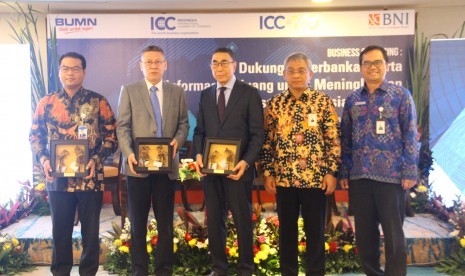 BNI bersama dengan Indonesia International Chamber of Commerce (ICC Indonesia) menyelenggarakan Business Gathering yang menghadirkan para nasabah BNI yang juga berbisnis sebagai eksportir. (Ki - ka)  Noke Kiroyan - Chairman ICC Indonesia, Wang Lipping - Konsulat Perdagangan China di Jakarta, dan Rico Rizal Budidarmo - Direktur Tresuri & Internasional BNI saat serah terima cendera mata di Jakarta, Selasa (27 Agustus 2019). Diskusi ini diharapkan dapat memberikan informasi terkait beragam peluang dan potensi ekspor dari Indonesia ke China.