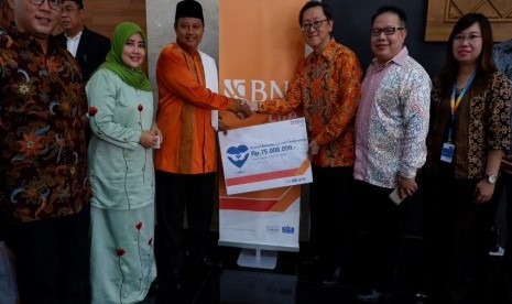 BNI Life, dalam program CSR, memberikan bantuan dana pembangunan beberapa pesantren dan madrasah yang menjadi korban gempa di Tasikmalaya