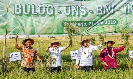 BNI memberikan bantuan CSR berupa 2 Handtractor dan menyalurkan Kredit Usaha Rakyat kepada Petani di Solo, Jawa Tengah, Jumat (21/6).