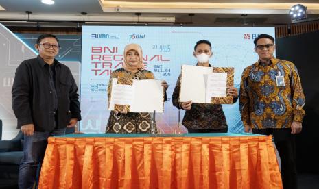 Kepala Dinas Koperasi dan Usaha Kecil Provinsi Jawa Barat Kusmana Hartadji, Pemimpin BNI Wilayah 04 Bandung Maya Agustina, Perwakilan Forever Harvest Co., Ltd Agus Mubarok, dan Direktur Treasury dan Internasional BNI Henry Panjaitan pasca penandatanganan Nota Kesepahaman di Bandung, Jawa Barat (Selasa, 21 Juni 2022). BNI terus melakukan ekspansi kemitraan dan pengembangan kapasitas debitur UMKM berorientasi ekspor-Impor di mana volume transaksi ekspor BNI selama Januari - Mei 2022 tumbuh sebesar 30,62% secara yoy.