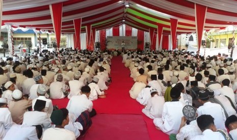 BNI menggelar buka puasa bersama 1.000 santri Pondok Pesantren Al Aziziyah di  Kecamatan Gunungsari, Kabupaten Lombok Barat, NTB, Jumat (17/5).