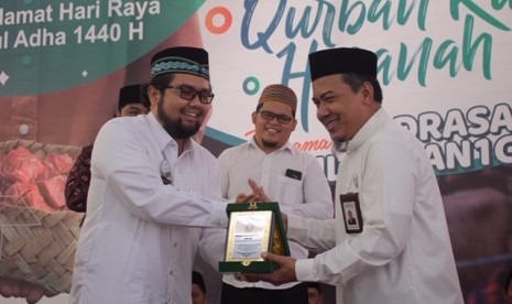 BNI Syariah Kantor Cabang Probolinggo bekerja sama dengan Madrasah Aliyah (MA) Zainul Hasan 1 Genggong Pesantren Zainul Hasan Genggong, Pajarakan, Kabupaten Probolinggo untuk penyaluran hewan kurban