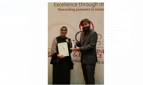 BNI Syariah kembali meraih penghargaan internasional sebagai The Best Commercial Bank kategori sharia bank di Indonesia dalam acara Islamic Business & Finance Southeast Asia Award 2018. Penghargaan diberikan oleh William Mullaly, Editor of the Brand Islamic Business and Finance (kiri) kepada Direktur Bisnis BNI Syariah, Dhias Widhiyati (kanan) bertempat di Intercontinental Hotel, Kuala Lumpur (4/12). 