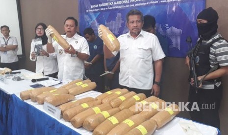 BNN Provinsi Jawa Timur merilis penangkapan bandar narkotika jenis ganja di Kantor BNNP Jatim, Jalan Ngagel Tirto, Surabaya, Rabu (28/3).