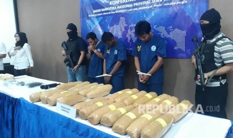 BNN Provinsi Jawa Timur merilis penangkapan bandar narkotika jenis ganja di Kantor BNNP Jatim, Jalan Ngagel Tirto, Surabaya, Rabu (28/3).