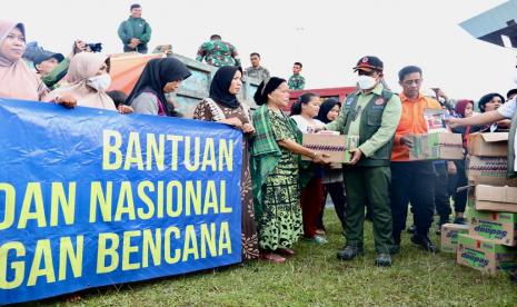 BNPB menyerahkan bantuan bagi korban gempa di  Sulbar