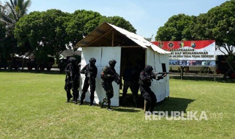 BNPT menggelar apel kesiapsiagaan dan simulasi penanganan teroris di Markas Komando Detasemen B Brimob Jawa Timur, Malang, Kamis (18/5).  Malang termasuk daerah prioritas pencegahan teroris karena banyak serangan teroris direncanakan di Malang. 