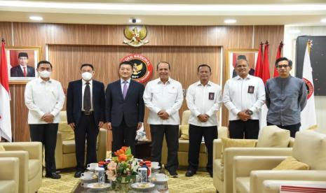 Dubes RRT untuk RI Lu Kang (ketiga dari kiri) dan  Kepala BNPT Komjen Pol Dr Boy Rafli Amar, MH (keempat dari kiri) berpose bersama jajaran BNPT. BNPT dan RRT bersepakat jalin kemitraan tangani terorisme di kawasan Asia. 