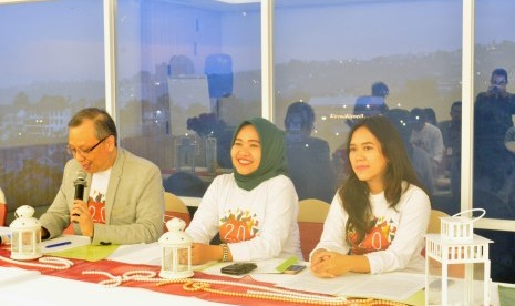 Board of Director Clove Garden Hotel Bandung Kurdijanto (kanan) dan General Manager Clove Garden Hotel and Residence Bandung Suci Hati (tengah) sedang menjawab pertanyaan wartawan terkait rencana pengembangan fasilitas hotelnya di Kota Bandung, belum lama ini. 