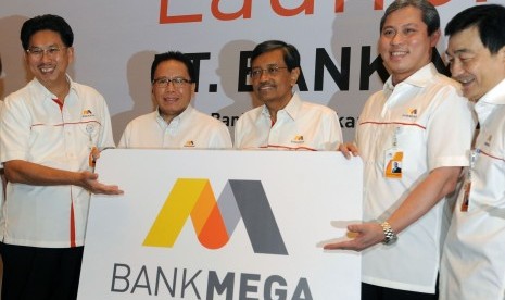 Board of directors Bank Mega launch new logo of the bank in Jakarta in June. (file photo)