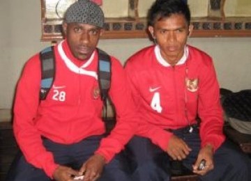 Boaz Salossa dan Ricardo Salampessy