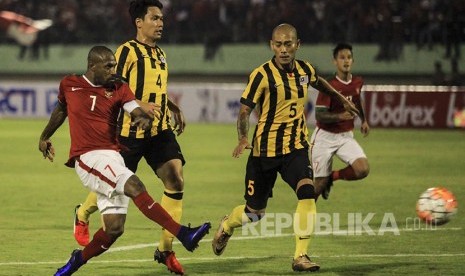 Boaz Salossa mencetak gol dalam pertandingan persahabatan Timnas Indonesia AFF 2016 di Stadion Manahan Solo, Selasa (6/9).