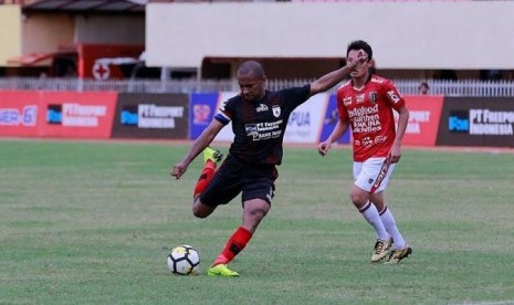 Boaz Solossa hendak melepaskan tendangan. Boaz absen membela Persipura menghadapi Kalteng Putra, Kamis (12/12).