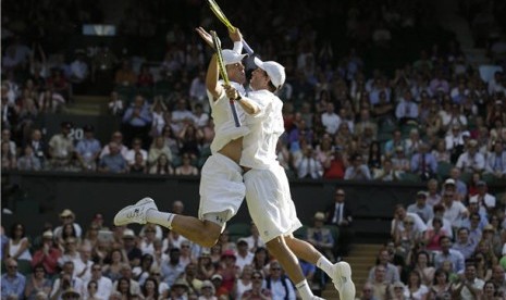 Bob Bryan dan Mike Bryan, ganda putra Amerika Serikat, melakukan selebrasi 'tubruk dada' usai memenangkan pertandingan tenis. (ilustrasi)