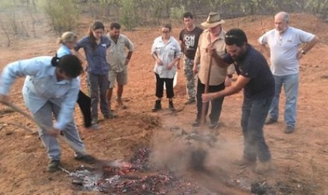 Bob Cooper dan muridnya tengah belajar memasak diatas bautubara yang panas. 