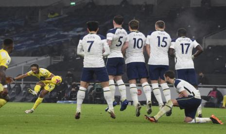 Pemain Fulham Bobby Decordova-Reid menendang bola selama pertandingan sepak bola Liga Utama Inggris antara Tottenham Hotspur dan Fulham di Stadion Tottenham Hotspur di London, Kamis (14/1).