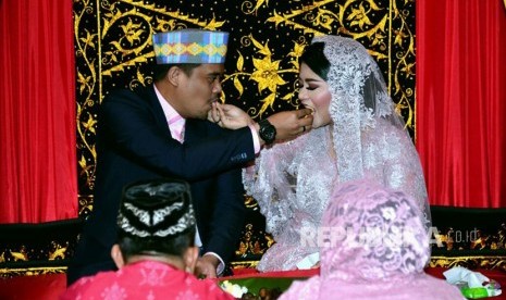 Bobby-Kahiyang mengikuti prosesi mangupa atau upa-upa, yaitu upacara adat yang berisi doa, pesan-pesan dan petunjuk kepada kedua pengantin. Setelah itu, keduanya saling menyuapi nasi dan lauk daging kerbau. Hal ini bermakna kasih sayang antarkeduanya. 