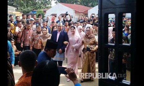 Bobby-Kahiyang saat baru tiba di lokasi mangalehan marga atau pemberian marga, Selasa (21/11). Acara digelar di kediaman paman Bobby di Jl Suka Tangkas, Medan Johor, Medan.