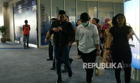 Bobby Nasution-Kahiyang Ayu tiba di Bandara Kualanamu, Deli Serdang, Sumut, Ahad (19/11) siang. Keduanya langsung dibawa ke kediaman keluarga Bobby di Bukit Hijau Regency, Kompleks Taman Setiabudi Indah, Medan Selayang dan disambut acara adat Mandailing, Haroan Boru. 