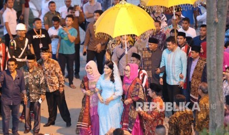 Bobby Nasution-Kahiyang Ayu tiba di kediaman keluarga Bobby di Bukit Hijau Regency, Kompleks Taman Setiabudi Indah, Medan Selayang, Medan, Ahad (19/11) petang. Keduanya disambut acara adat Mandailing, Haroan Boru. 